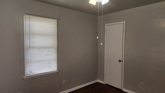 Building Photo - Totally Remodeled 2 Bed 1 Bath SW OKC!  $8...