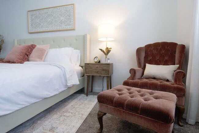 Building Photo - 2092 W Bella Ln