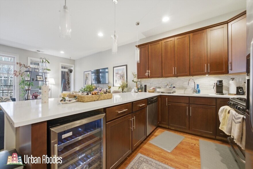 Building Photo - 2114 W Rice St