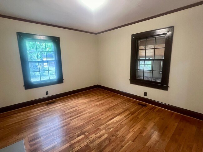 Building Photo - Three bedroom, 1 bath house with studio apartment in Burlington