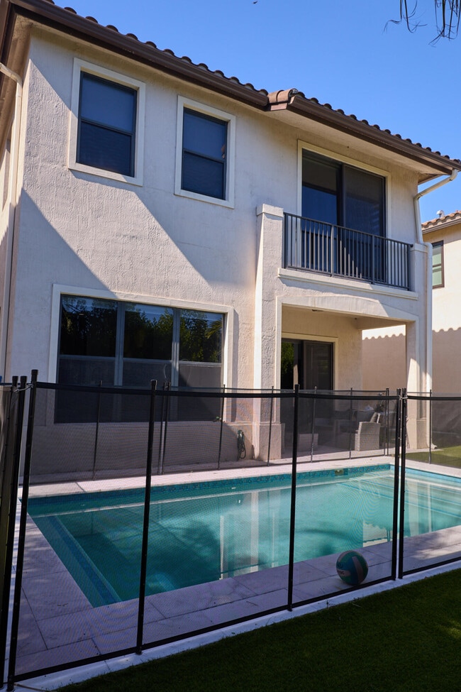 Building Photo - 9909 W 32nd Ln