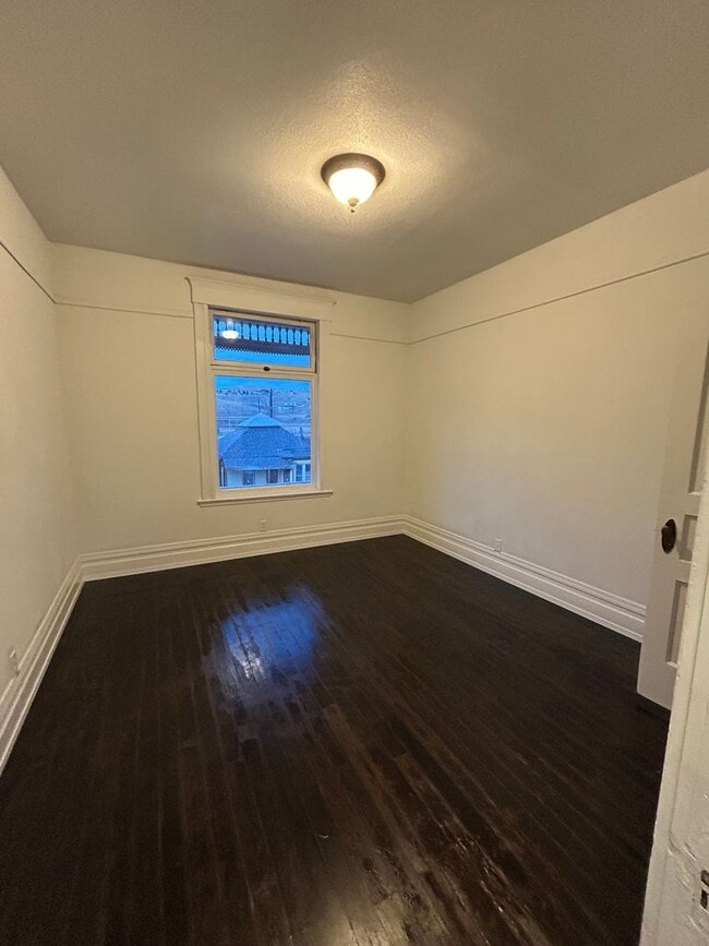 Building Photo - 716 W Quartz St