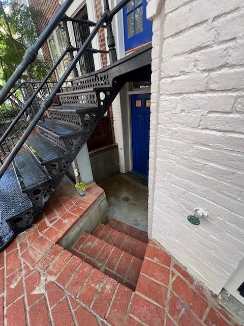 Main entry to Apt-B - 951 25th St NW