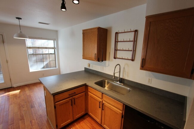 Building Photo - PRICE IMPROVEMENT 3-Bed / 2.5-Bath Townhome in Boulder Point LEASE THROUGH JULY