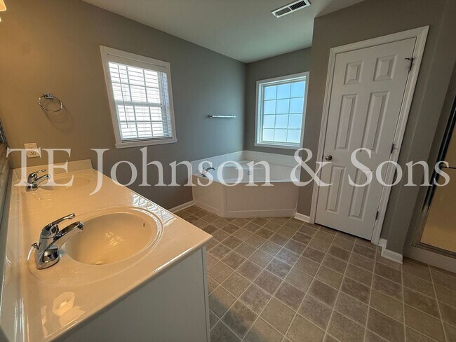 Building Photo - Spacious 4 Bedroom Home with Fenced Yard & Two Car Garage in Clemmons