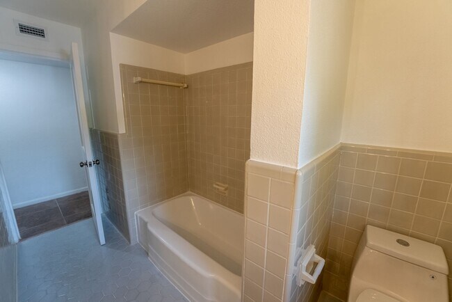 Building Photo - Hidden Gem | 4 bed 3 bath home in highly sought after Windsor Park!!!