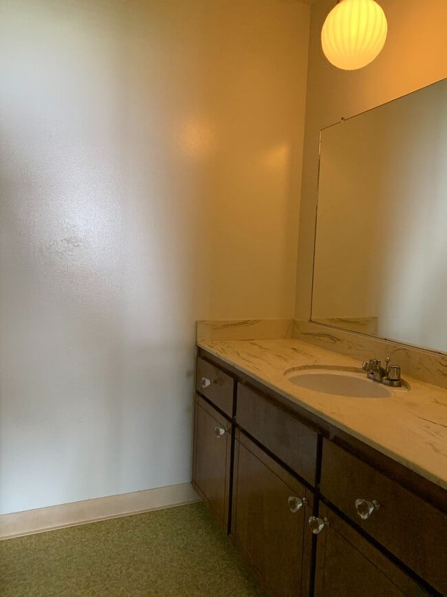 Building Photo - 1252-1254 Valerian Court