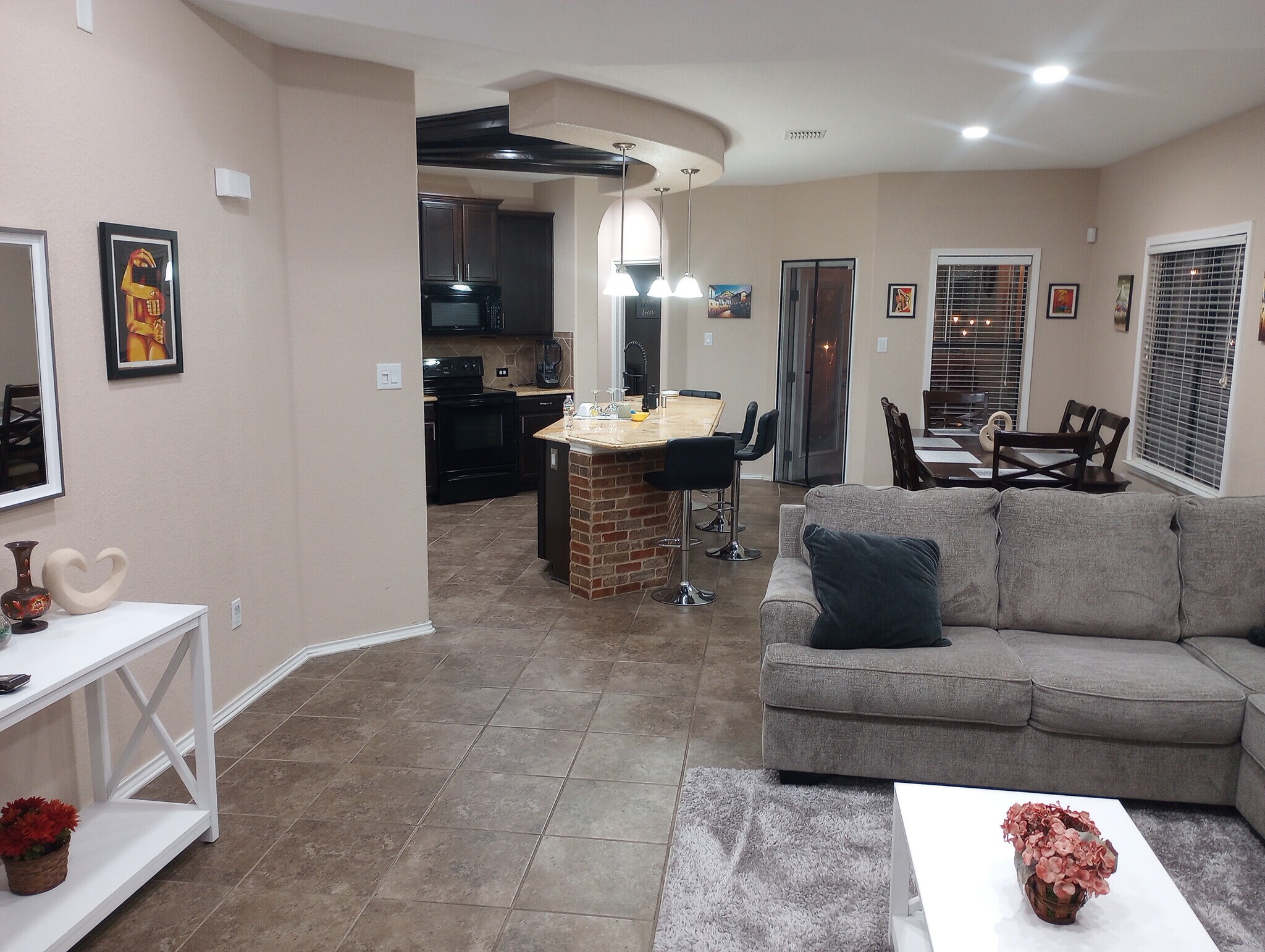 Building Photo - Room in House on Arabian King