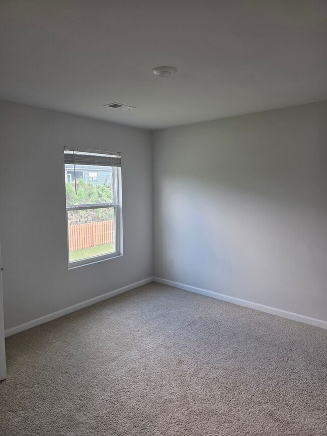 Building Photo - 5 BEDROOMS