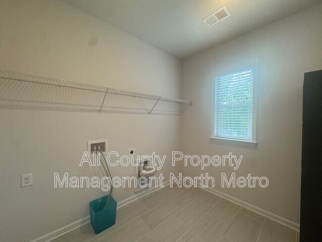 Building Photo - 7870 Tiberon Pkwy