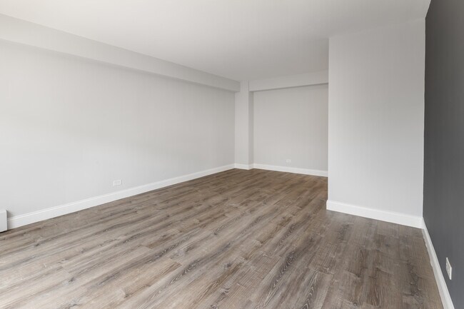 Building Photo - 5858 N Sheridan Rd