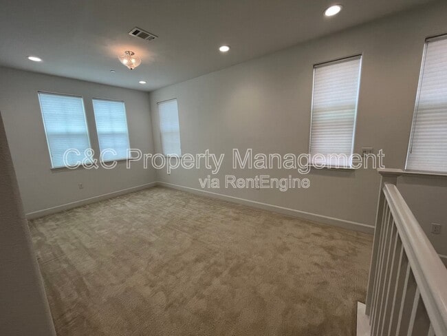 Building Photo - 2725 Parkview Wy