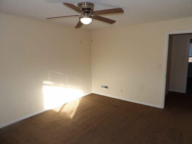Building Photo - 65 Ashwood Ct