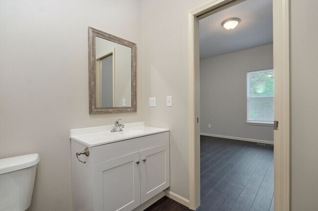 Building Photo - 1320 E Elm St