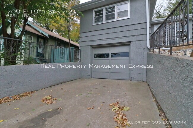 Building Photo - 709 E 19th St