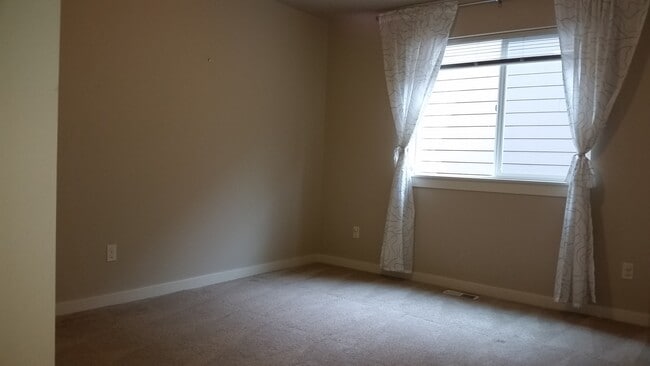 Building Photo - Amazing 4 beds, 2 dens, 2.75 baths in Kirkland.  Minutes to Microsoft/Costco