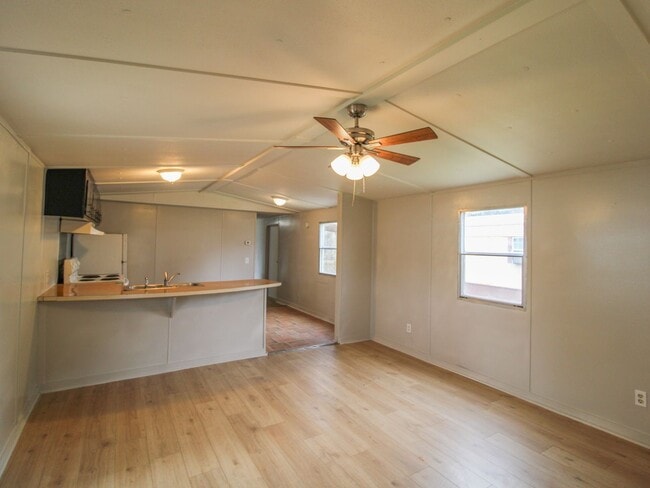 Building Photo - Close to downtown Pulaski!