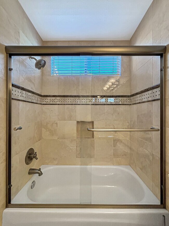Building Photo - Beautiful 5BD/3BA 2-Story House in Tierras...