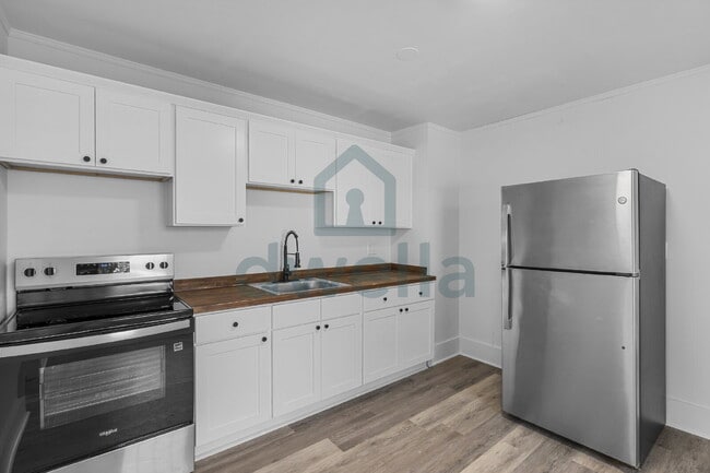 Building Photo - LOCATION, LOCATION, LOCATION!!! 3-Bedroom RENOVATED Rental Home-UNMATCHED CONVENIENCE!