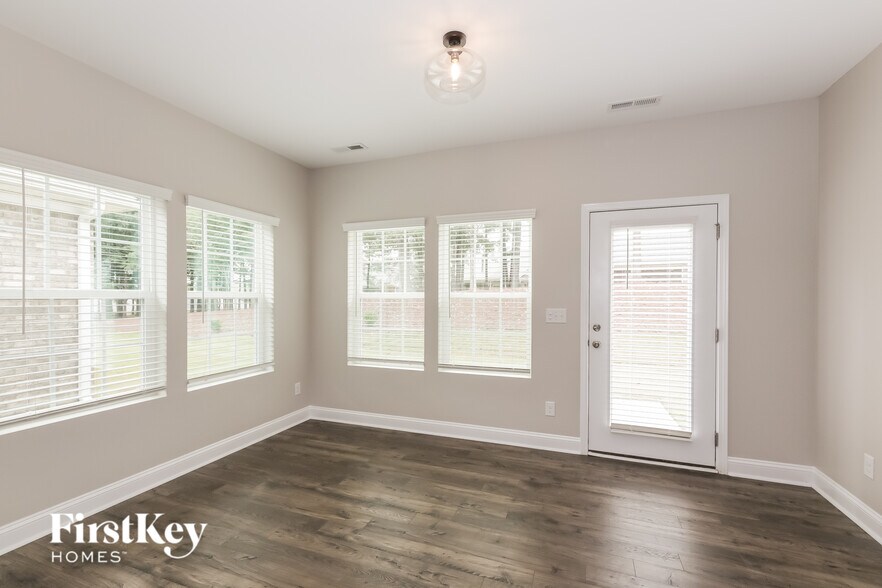 Building Photo - 2607 Whispering Way