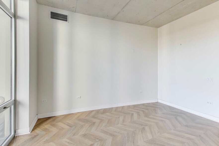 Building Photo - 720 N Larrabee St