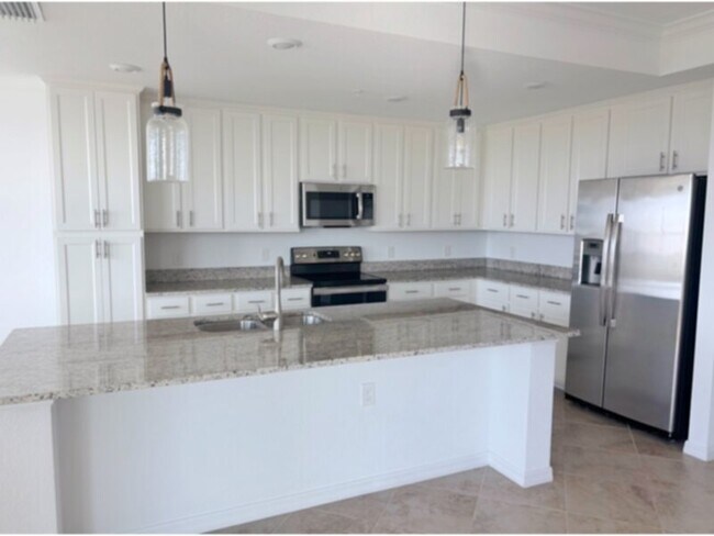 Building Photo - 2 BEDROOM 2 BATH! CONDOMINIUM! Water Inclu...