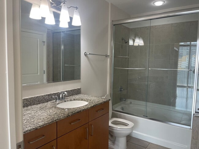 Building Photo - Gorgeous Condo @ Midtown Plaza 1B/1B In Am...
