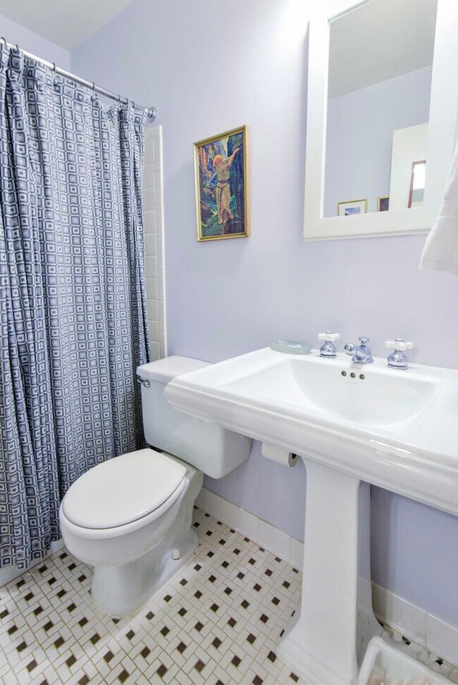 Building Photo - 1127 Independence Ave SE