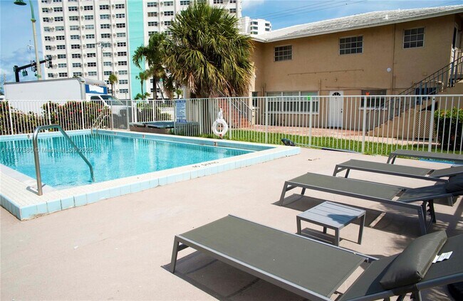 Building Photo - 4105 N Ocean Dr