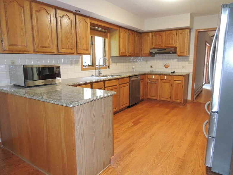Kitchen w/ granite - 12 Cardinal Ln
