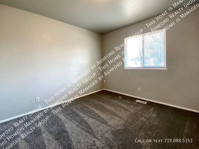 Building Photo - 2230 Ivanhoe Dr