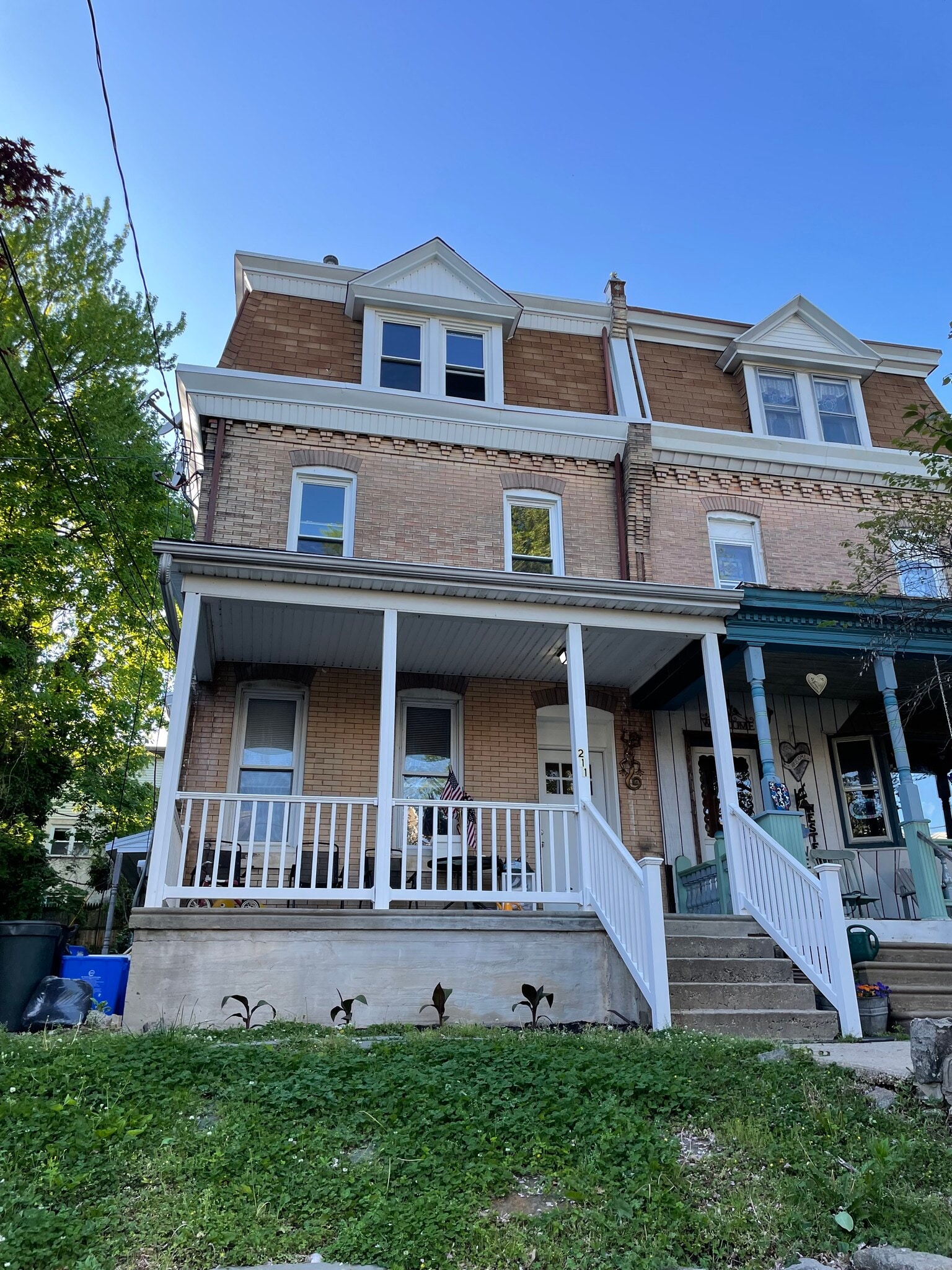 Building Photo - 211 Sumac St