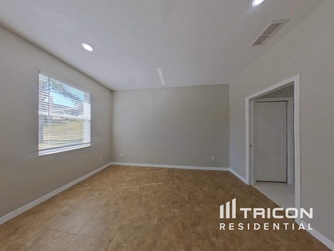 Building Photo - 2701 Savannah Dr
