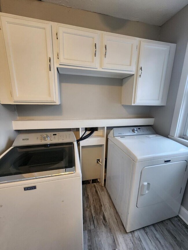 Building Photo - Spacious 3 Bedroom Duplex Near 10th and Sherman Dr.