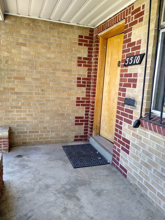 Building Photo - Park Hill 2 Bedroom 1 Bath Central Air! At...