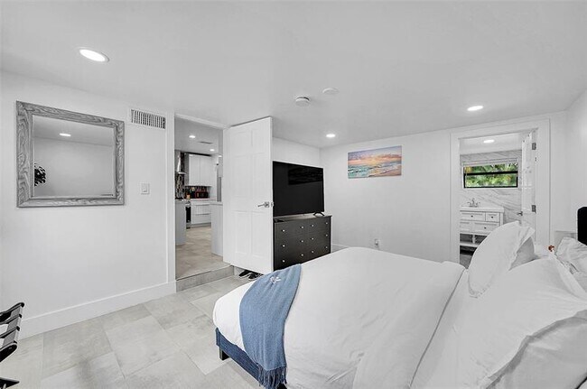 Building Photo - 400 NE 26th Dr