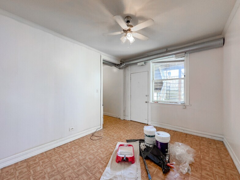 Building Photo - 2405 W Wilson Ave