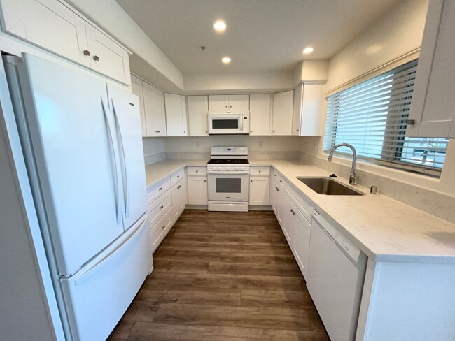 Building Photo - AVAILABLE NOW! 3BD + BONUS ROOM/4BA - LUXURY BEACH CONDO! 1 BLOCK TO THE BEACH!!- $6,995/mo