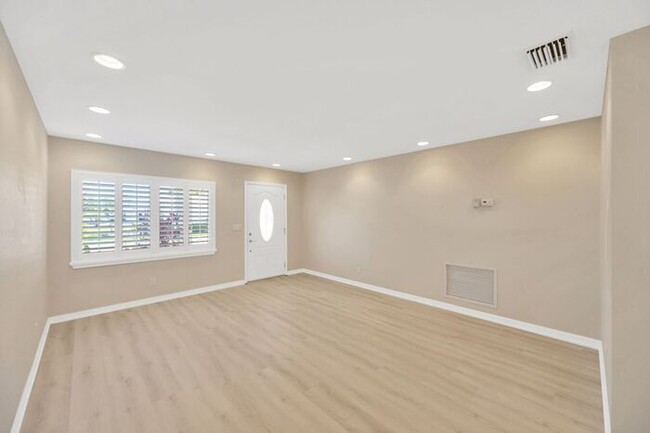 Building Photo - 2 BR, 2 BA Home in the Mainlands on the 18...