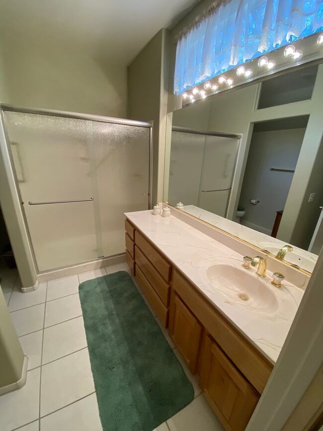 Building Photo - Wonderful 2 bed/2 bath home located in Summerlin