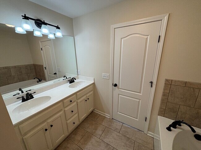 Building Photo - White House townhome available with 1 car ...