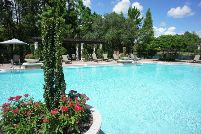 Building Photo - 6 BEDROOM 3 BATHROOM TWO STORY HOME ON IND...