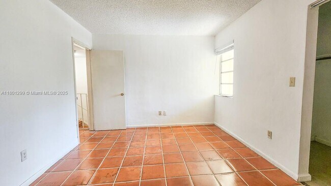 Building Photo - 11 Edgewater Dr