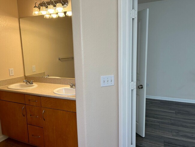 Building Photo - Gardens of Bridgehampton - 3 bedroom - 3 b...