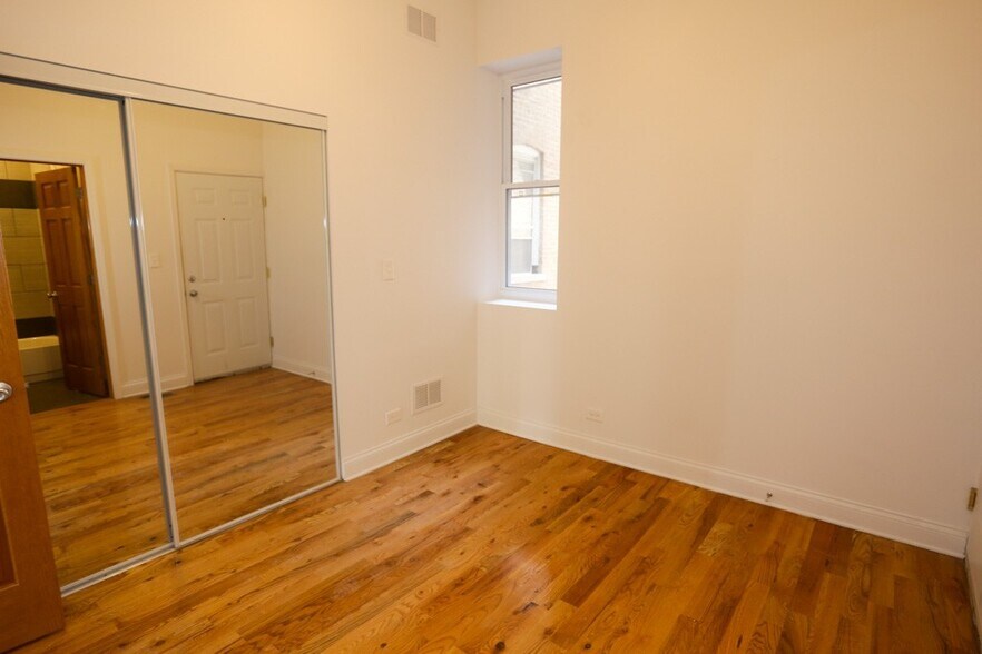 Building Photo - 1704 W Sunnyside Ave