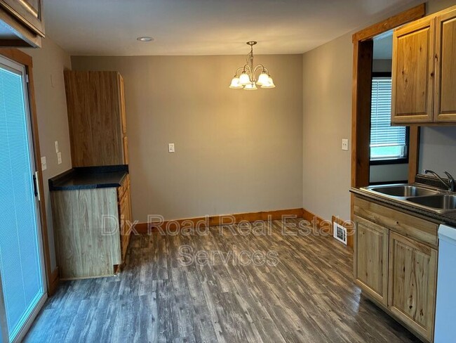 Building Photo - 915 Bellaire Ave