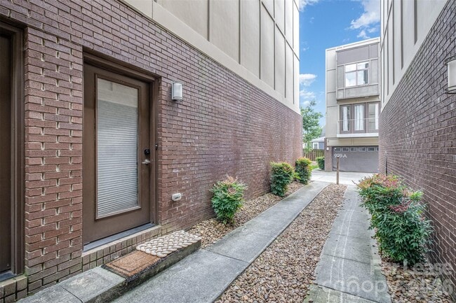 Building Photo - 925 Westbrook Dr