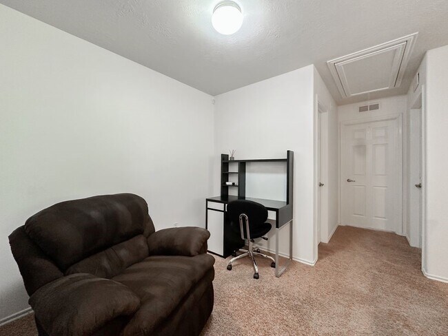 Building Photo - 3 Fairlee Ct