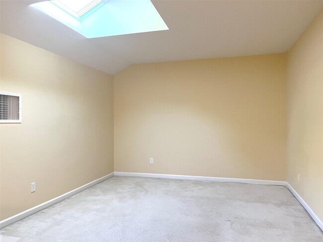 Building Photo - 890 Huntington Dr