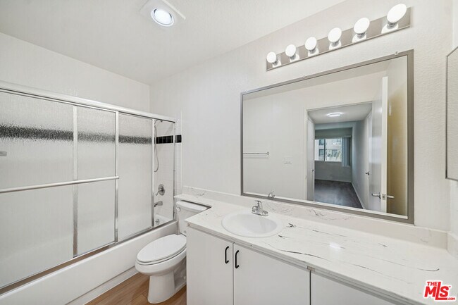 Building Photo - 870 Crenshaw Blvd